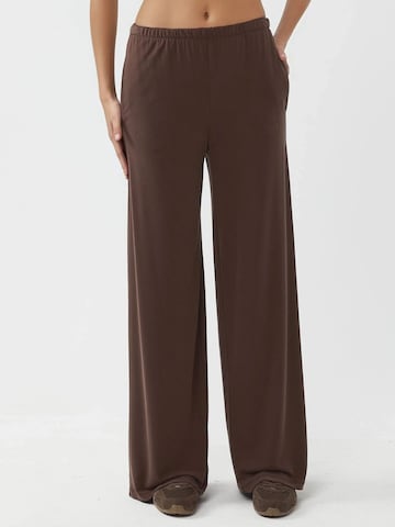 Busem - Perna larga Calças em castanho: frente