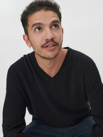 GOBI Cashmere Pullover 'Men's Essential Cashmere V-Neck Sweater'‌‌‌‌‌‌ in Schwarz