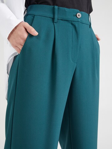 VILA regular Παντελόνι πλισέ 'MARNAL' σε πράσινο