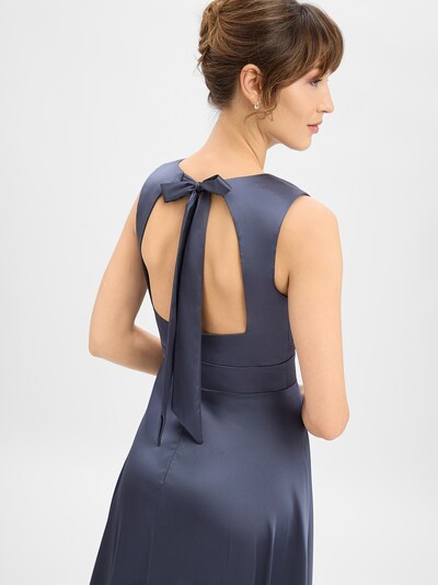 Laona Robe de soirée en marine, Vue avec produit