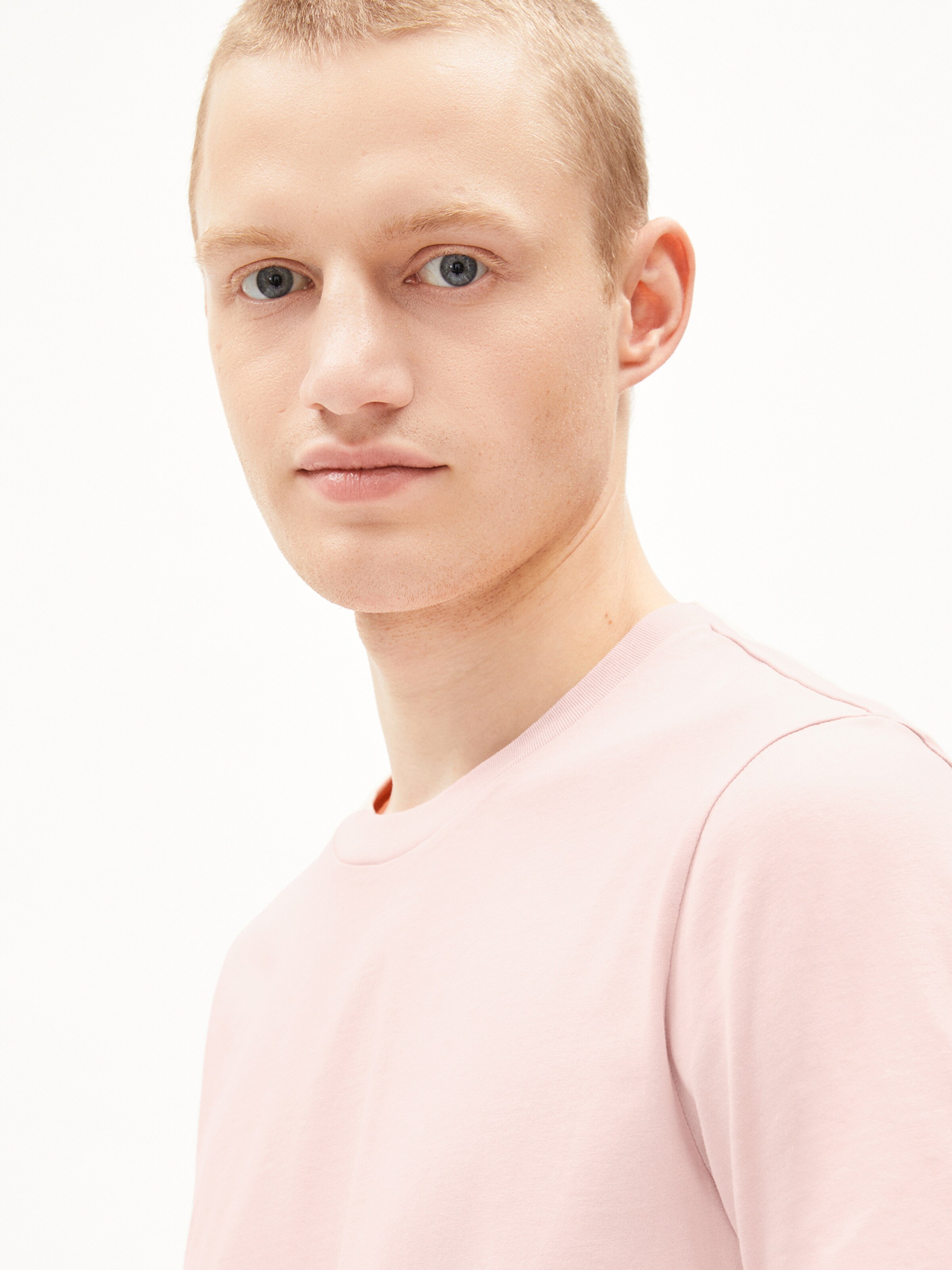 ARMEDANGELS Regular Fit T-Shirt ' JAAMES ' in Pink