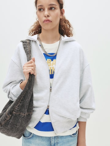 Hanorac de la Pull&Bear pe gri: față