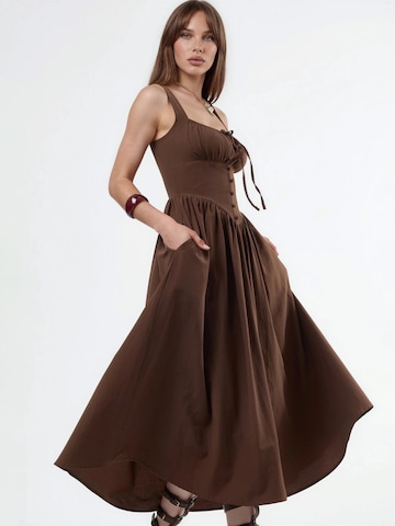 Busem Kleid in Braun