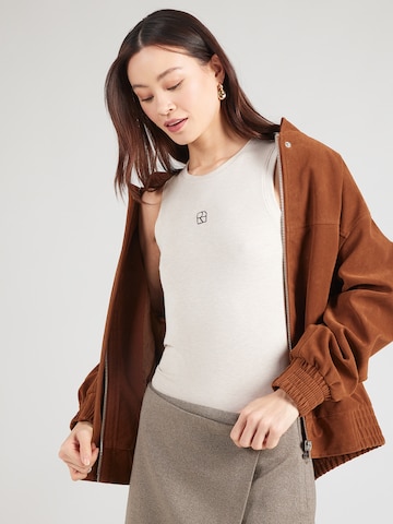 Top de la ROUGE EDIT pe bej: față