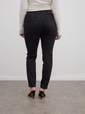 RÆRE by Lorena Rae Slimfit Jeans i svart