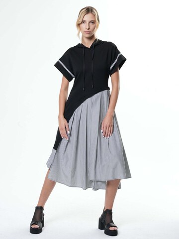 Metamorphoza Kleid in Schwarz: Vorderseite