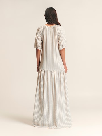 St MRLO Φόρεμα 'Florence' σε μπεζ: πίσω