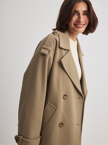 NA-KD Mantel in Beige: Vorderseite