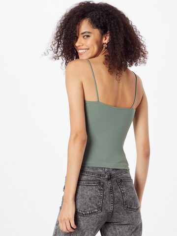 Top 'Scarlet' de la Gina Tricot pe verde