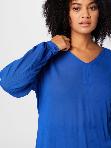 KAFFE CURVE - Blusa 'Ami' en azul