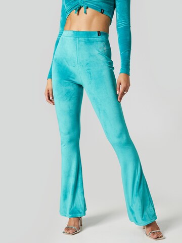 VIERVIER Flared Broek 'Ada' in Blauw: voorkant