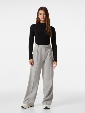 regular Pantaloni con pieghe di Bershka in grigio