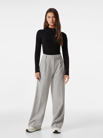 Regular Pantalon à pince Bershka en gris