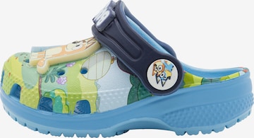 mėlyna Crocs Atviri batai 'Classic': priekis
