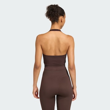 ADIDAS PERFORMANCE - Top deportivo 'Essentials' en marrón