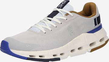 Sneaker bassa 'Cloudnova Form 2' di On in argento: frontale