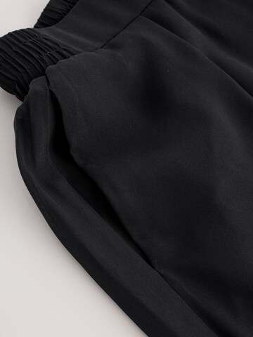 Wide leg Pantaloni cutați de la Next pe negru