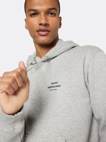 MADS NORGAARD COPENHAGEN Sweatshirt in Grau