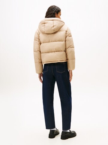 Tommy Jeans Χειμερινό μπουφάν σε καφέ