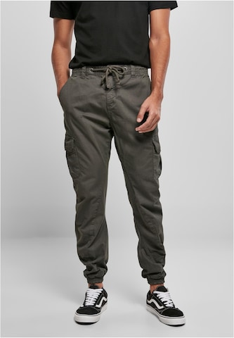 Urban Classics Tapered Cargo Pants in Grey: front