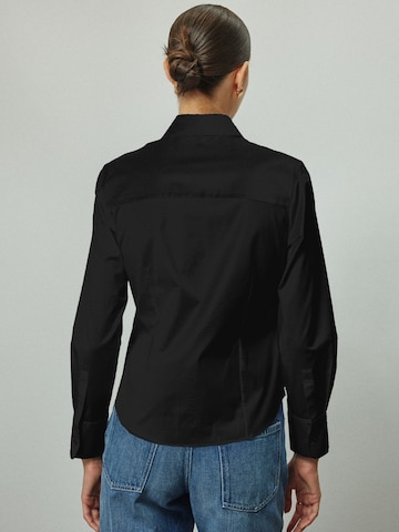 Next - Blusa 'Essential' en negro