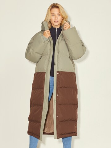 JJXX Winter Coat 'Willa' in Brown: front