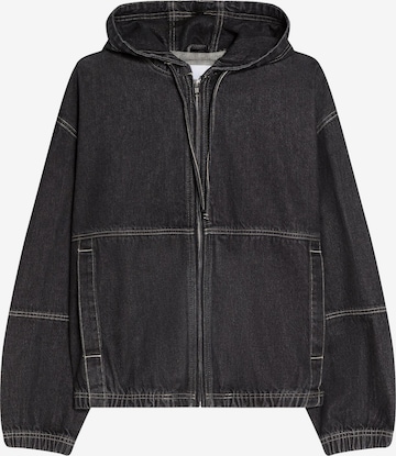 Bershka Kurtka przejściowa w kolorze czarny: przód