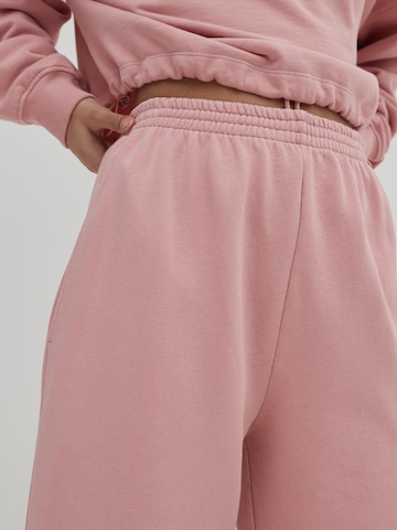 Loosefit Pantaloni 'Riley' di EDITED in rosa