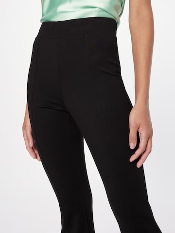 Regular Pantaloni 'Luna' de la Gina Tricot pe negru