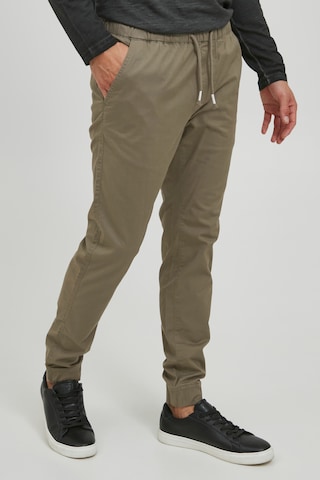 11 Project Regular Chino Pants 'Louis' in Green: front
