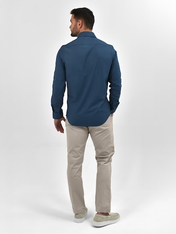 Vercate - Slim Fit Camisa clássica 'No. 28' em azul
