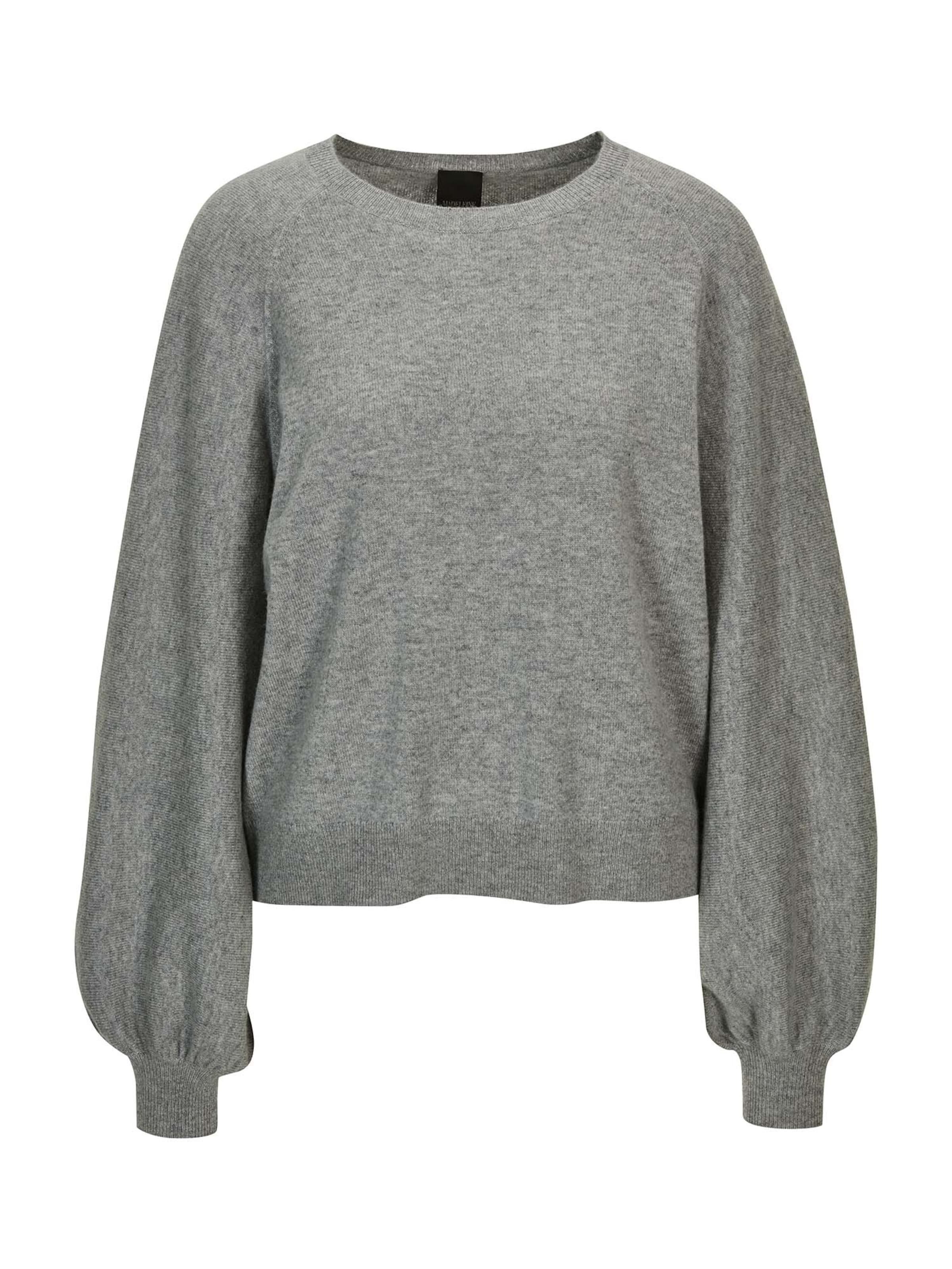 MADELEINE Strickpullover in Grau: Vorderseite