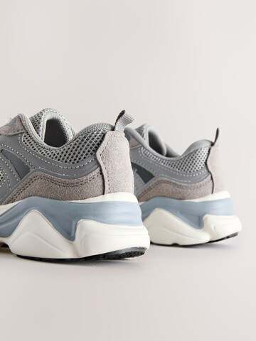 Sneaker de la Next pe gri