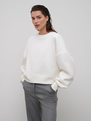 RÆRE by Lorena RaeSweater majica 'Lanea' - bijela boja: prednji dio