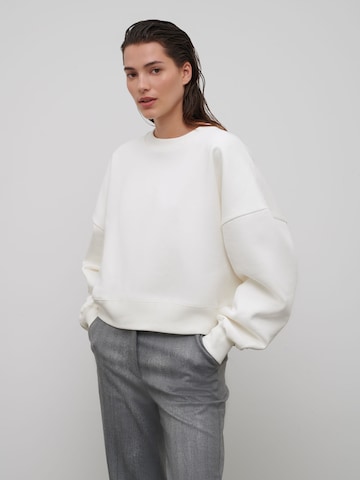 RÆRE by Lorena Rae Sweatshirt 'Lanea' i vit: framsida