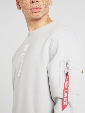 ALPHA INDUSTRIES Sweatshirt in Grau