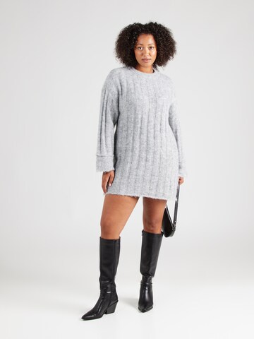 Abito in maglia 'PCRUBBLE' di PIECES Curve in grigio: frontale