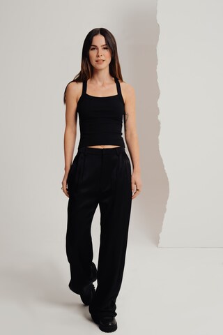 A LOT LESS - Top 'Louisa' en negro