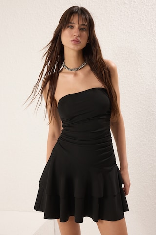 Trendyol - Vestido en negro: frente