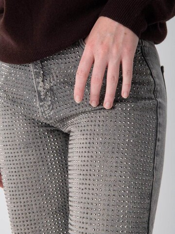 MND Loosefit Farkut 'Jeans wide leg con strass' värissä harmaa