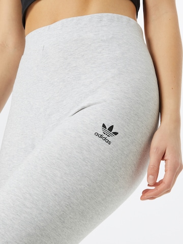 ADIDAS ORIGINALS Slimfit Leggings 'Adicolor Essentials' in Grau