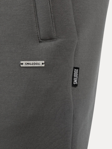 Effilé Pantalon Smilodox en gris