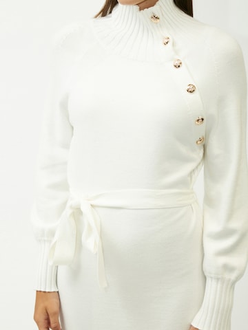 Abito in maglia di Influencer in bianco