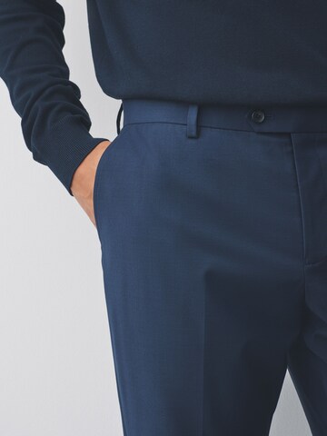 Coupe slim Pantalon à plis Next en bleu