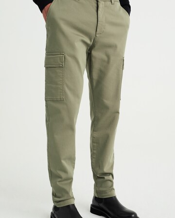 WE Fashion - Tapered Pantalón cargo en verde: frente