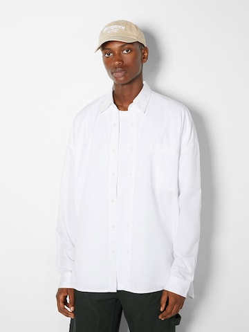 Bershka Regular fit Button Up Shirt in White: front