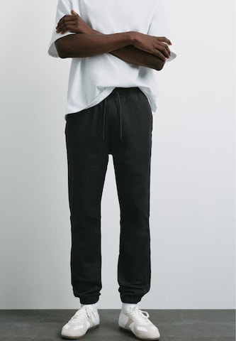 Pull&Bear Tapered Nadrág - fekete: elől