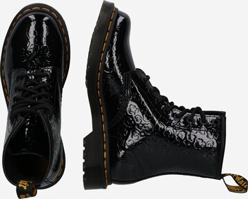 Ghete cu șireturi de la Dr. Martens pe negru