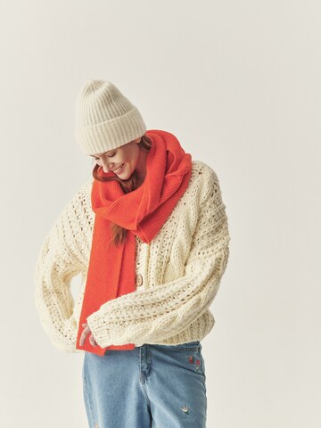 TATUUM Kaulaliina värissä oranssi: etupuoli