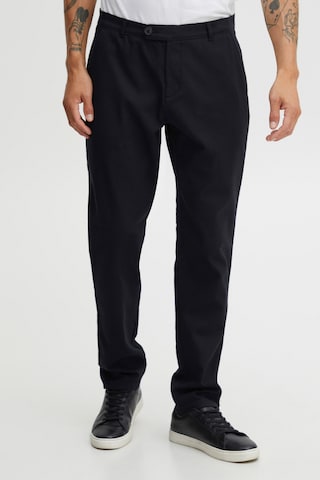 !Solid Regular Chino Pants in Black: front